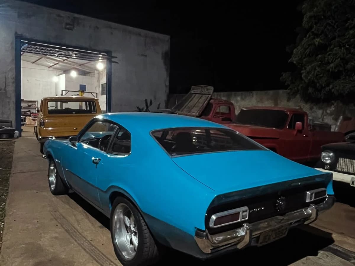 Ford Maverick estacionado à noite em frente à oficina iluminada da Detroit Customs MS