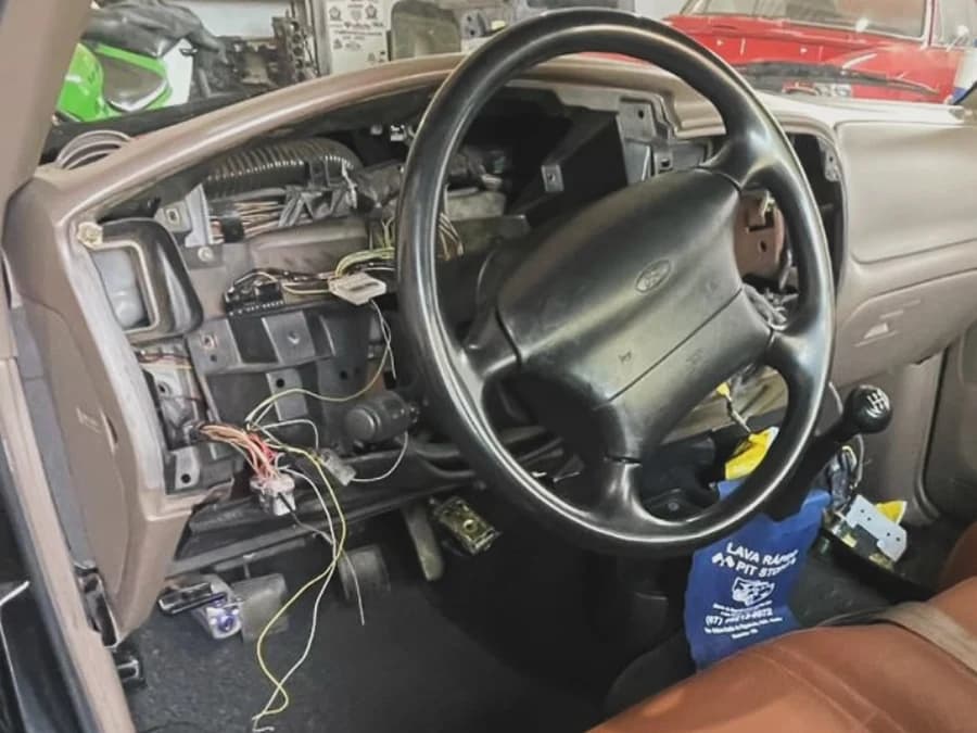 Painel de instrumentos removido durante serviço elétrico em uma Ford Ranger