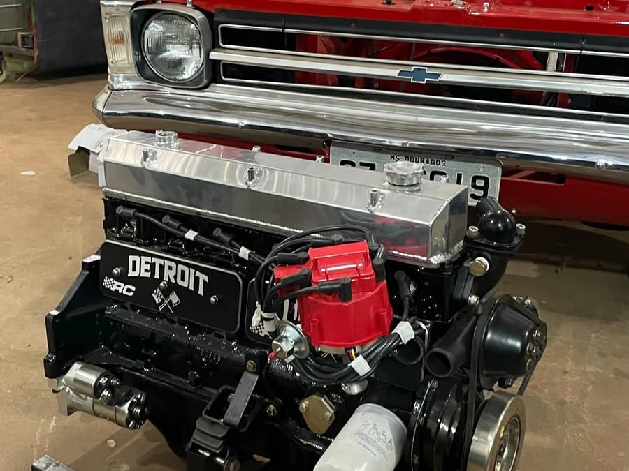 Motor 6 cilindros de Opala montado no cavalete dentro da oficina